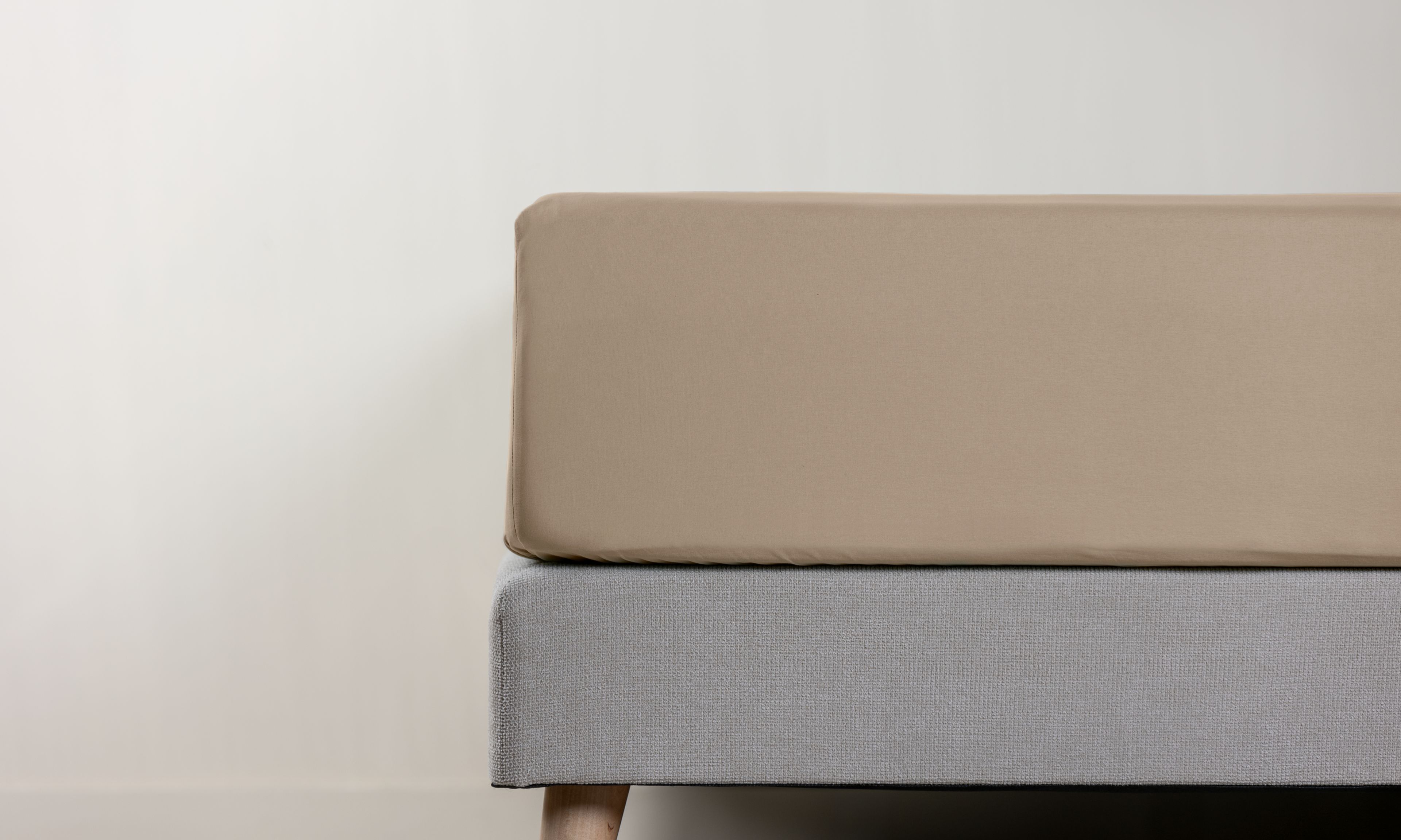 Dettaglio di lenzuolo con angoli beige