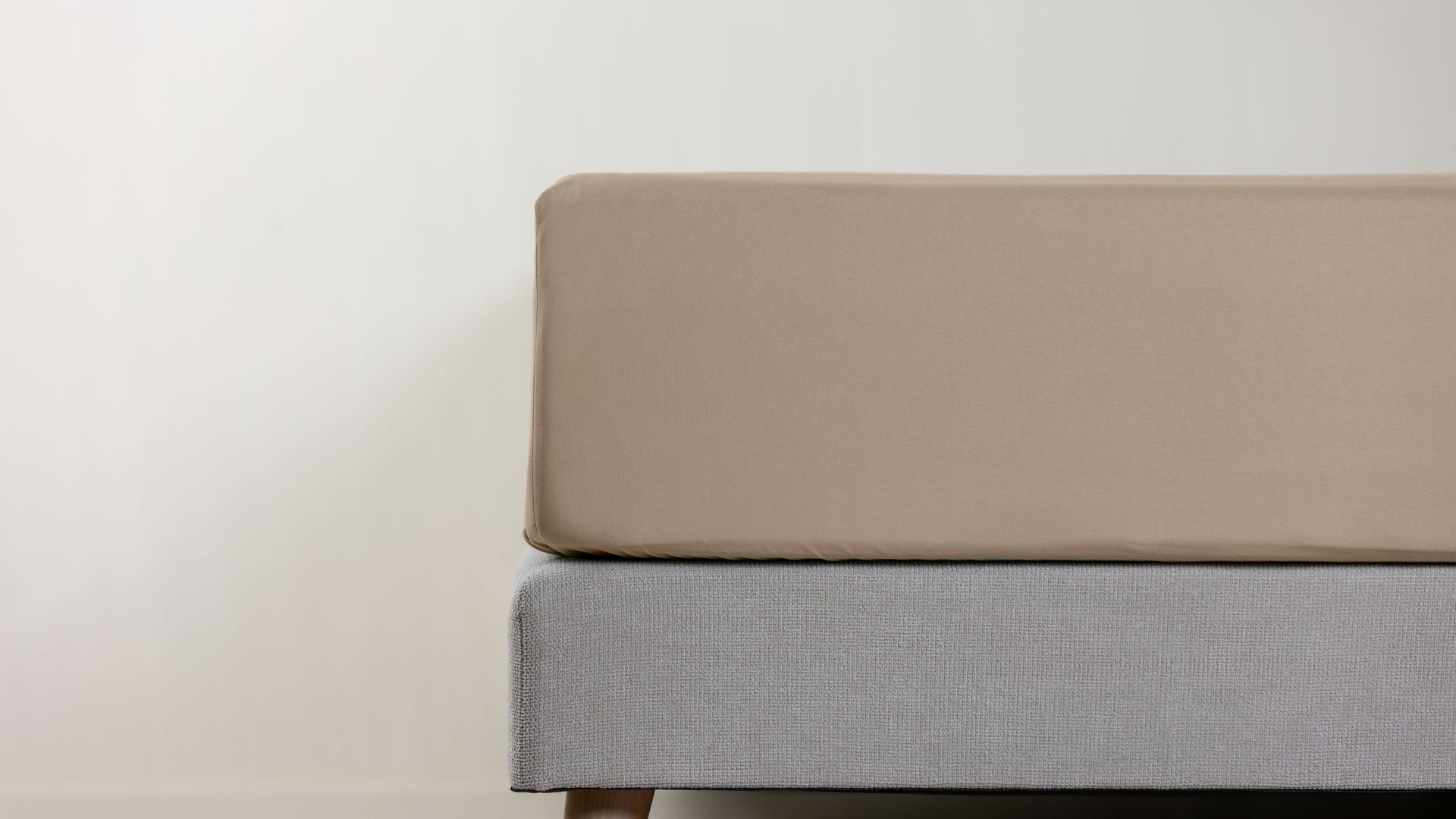 Dettaglio di lenzuolo con angoli beige