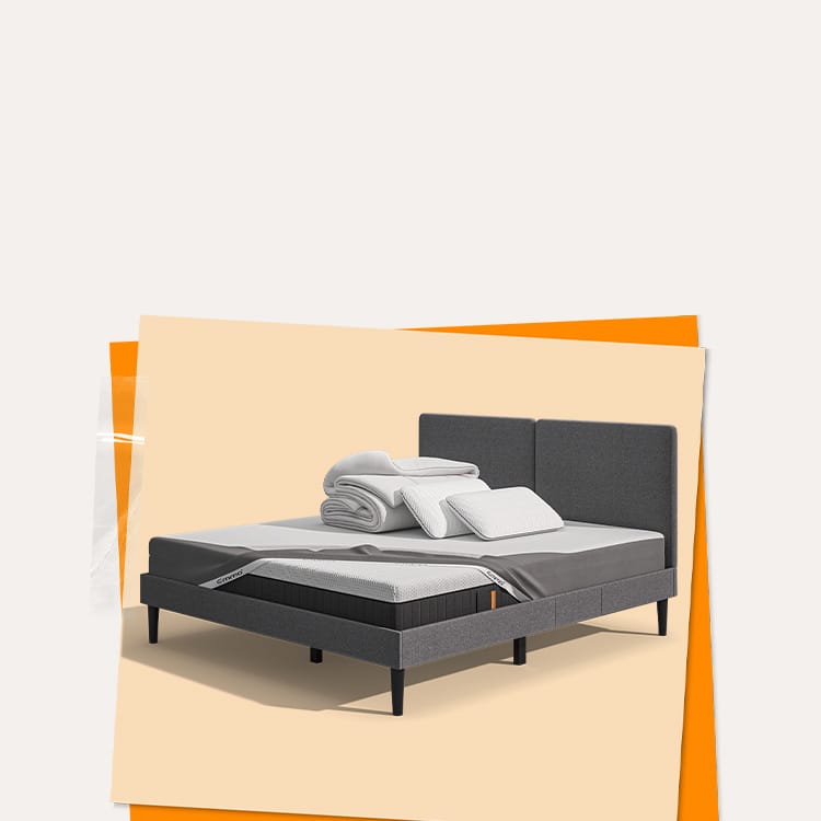 Lit moderne avec tête de lit grise et pieds noirs, recouvert de draps blancs. Deux oreillers blancs et une pile de linge plié sont posés sur le matelas. Arrière-plan beige avec une forme orange abstraite.