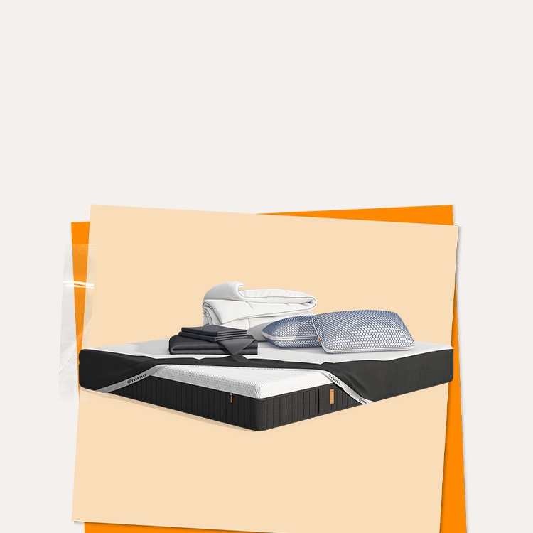 Lit moderne avec tête de lit grise et pieds noirs, recouvert de draps blancs. Deux oreillers blancs et une pile de linge plié sont posés sur le matelas. Arrière-plan beige avec une forme orange abstraite.