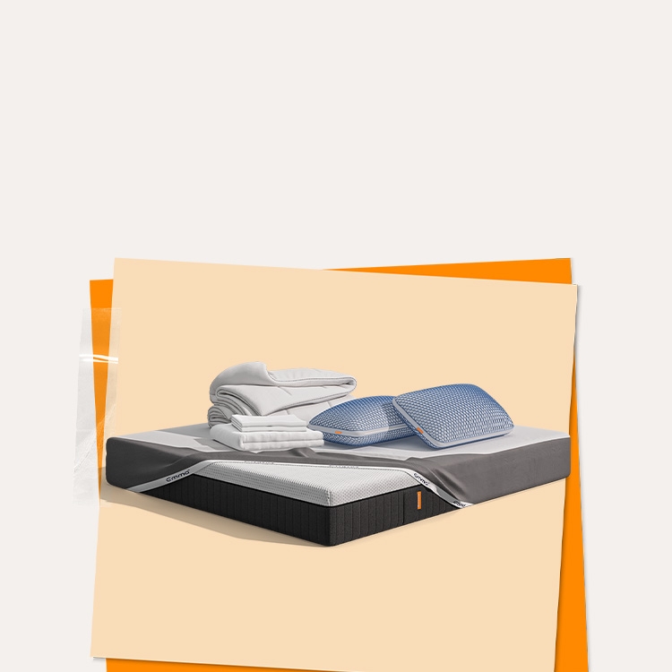 Lit moderne avec tête de lit grise et pieds noirs, recouvert de draps blancs. Deux oreillers blancs et une pile de linge plié sont posés sur le matelas. Arrière-plan beige avec une forme orange abstraite.