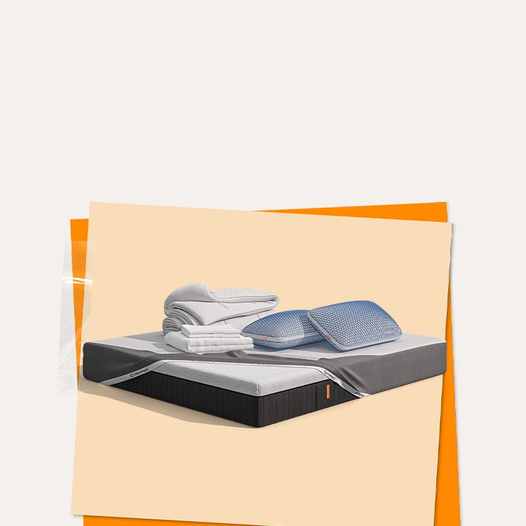 Lit moderne avec tête de lit grise et pieds noirs, recouvert de draps blancs. Deux oreillers blancs et une pile de linge plié sont posés sur le matelas. Arrière-plan beige avec une forme orange abstraite.