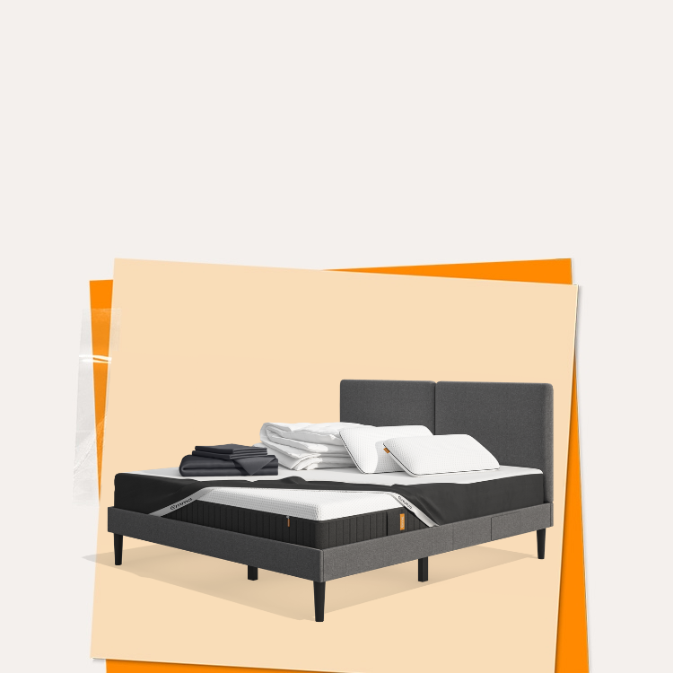 Lit moderne avec tête de lit grise et pieds noirs, recouvert de draps blancs. Deux oreillers blancs et une pile de linge plié sont posés sur le matelas. Arrière-plan beige avec une forme orange abstraite.