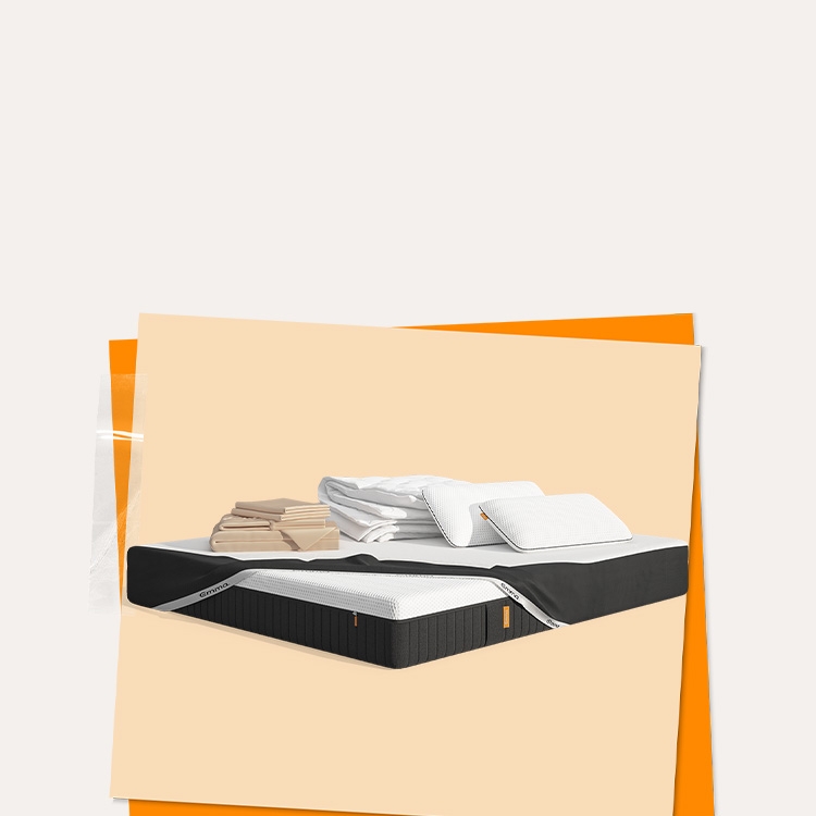 Lit moderne avec tête de lit grise et pieds noirs, recouvert de draps blancs. Deux oreillers blancs et une pile de linge plié sont posés sur le matelas. Arrière-plan beige avec une forme orange abstraite.