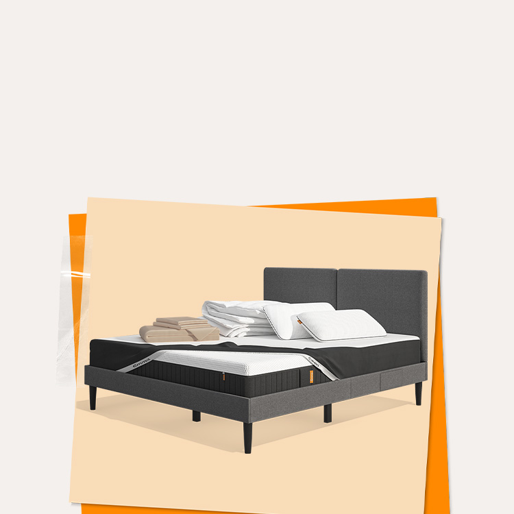Lit moderne avec tête de lit grise et pieds noirs, recouvert de draps blancs. Deux oreillers blancs et une pile de linge plié sont posés sur le matelas. Arrière-plan beige avec une forme orange abstraite.