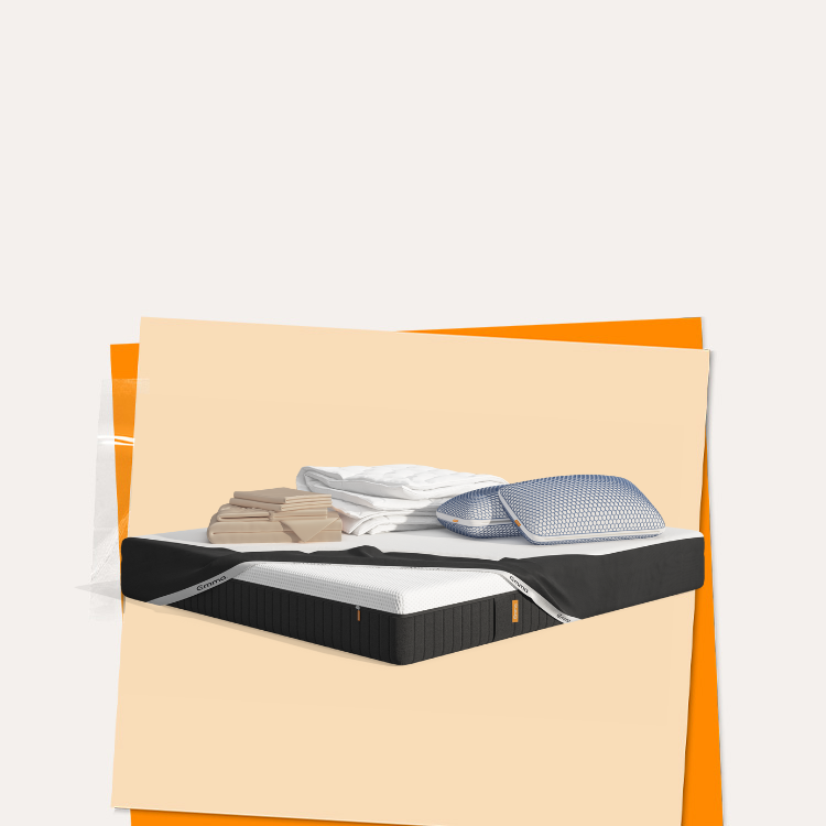 Lit moderne avec tête de lit grise et pieds noirs, recouvert de draps blancs. Deux oreillers blancs et une pile de linge plié sont posés sur le matelas. Arrière-plan beige avec une forme orange abstraite.