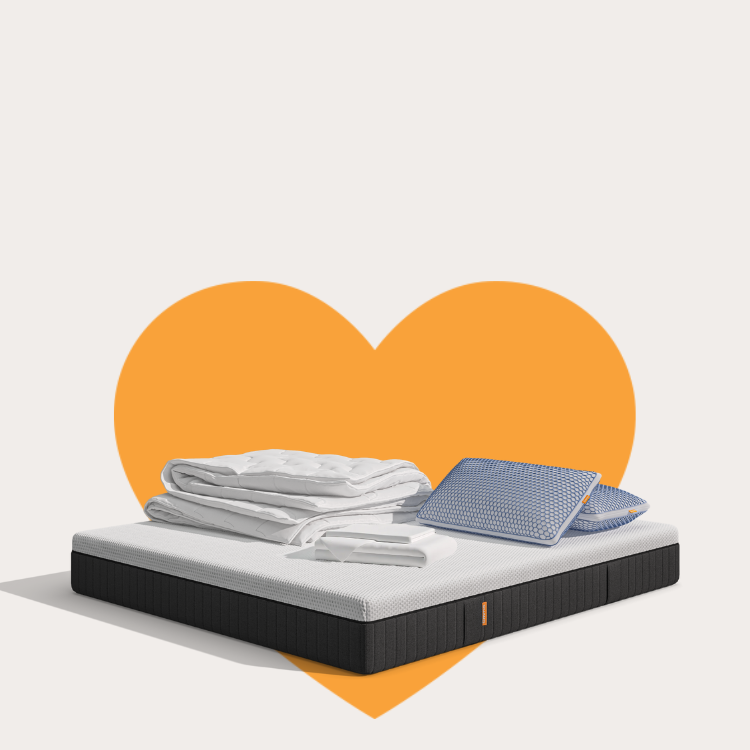 Lit moderne avec tête de lit grise et pieds noirs, recouvert de draps blancs. Deux oreillers blancs et une pile de linge plié sont posés sur le matelas. Arrière-plan beige avec une forme orange abstraite.