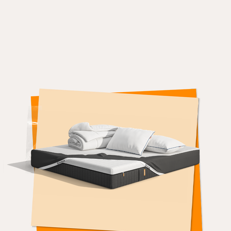 Lit moderne avec tête de lit grise et pieds noirs, recouvert de draps blancs. Deux oreillers blancs et une pile de linge plié sont posés sur le matelas. Arrière-plan beige avec une forme orange abstraite.