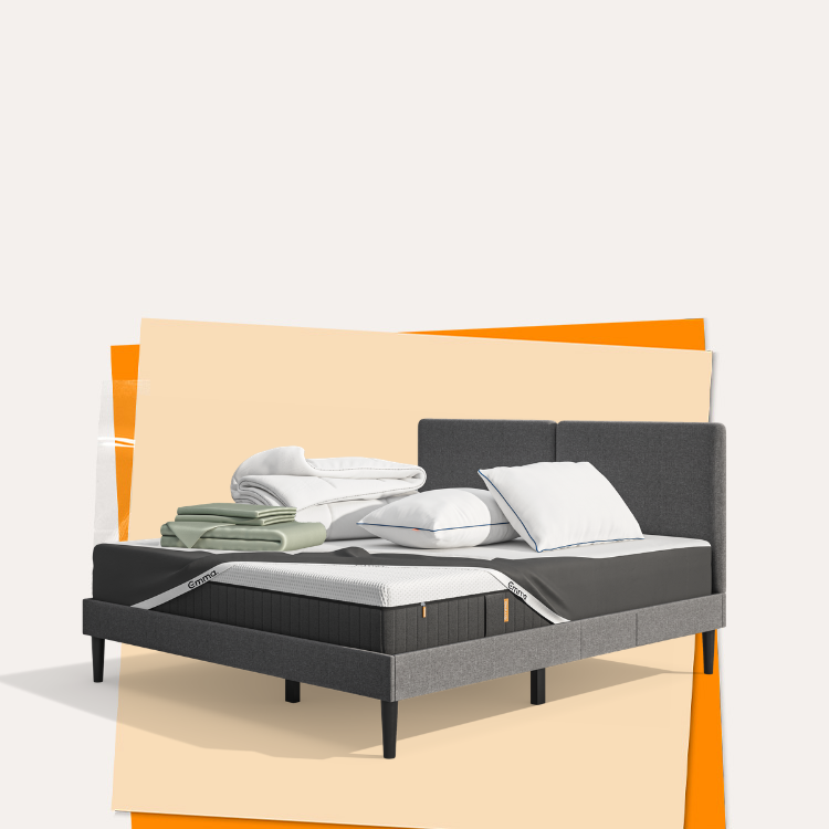 Lit moderne avec tête de lit grise et pieds noirs, recouvert de draps blancs. Deux oreillers blancs et une pile de linge plié sont posés sur le matelas. Arrière-plan beige avec une forme orange abstraite.