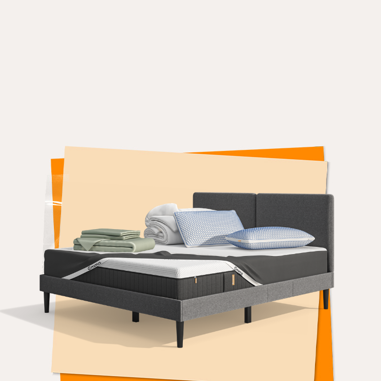 Lit moderne avec tête de lit grise et pieds noirs, recouvert de draps blancs. Deux oreillers blancs et une pile de linge plié sont posés sur le matelas. Arrière-plan beige avec une forme orange abstraite.