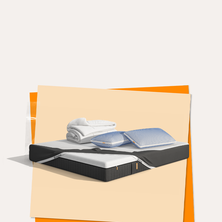 Lit moderne avec tête de lit grise et pieds noirs, recouvert de draps blancs. Deux oreillers blancs et une pile de linge plié sont posés sur le matelas. Arrière-plan beige avec une forme orange abstraite.