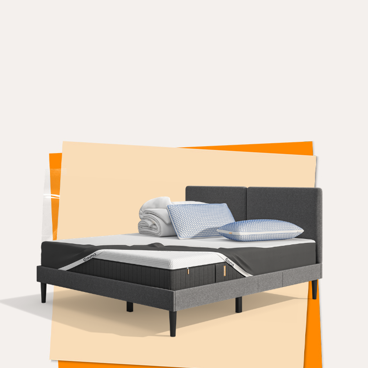 Lit moderne avec tête de lit grise et pieds noirs, recouvert de draps blancs. Deux oreillers blancs et une pile de linge plié sont posés sur le matelas. Arrière-plan beige avec une forme orange abstraite.