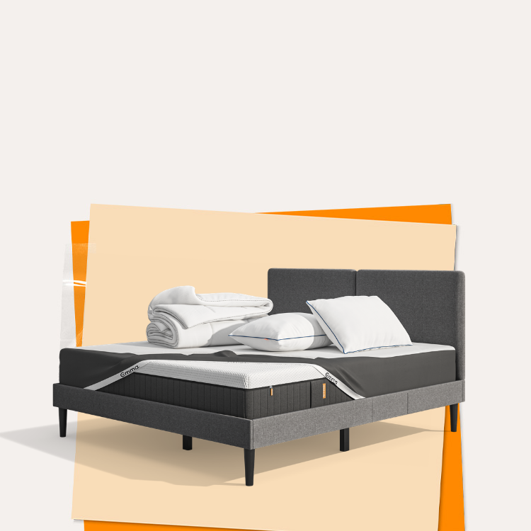 Lit moderne avec tête de lit grise et pieds noirs, recouvert de draps blancs. Deux oreillers blancs et une pile de linge plié sont posés sur le matelas. Arrière-plan beige avec une forme orange abstraite.