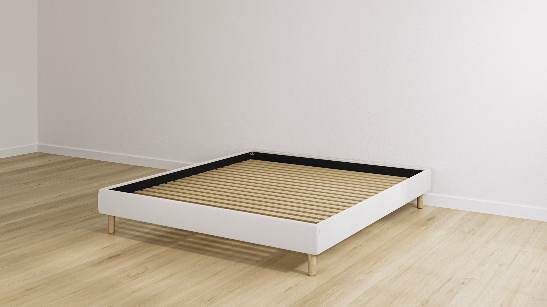 Beige bedframe met houten lattenbodem in een lege kamer met lichte houten vloer.