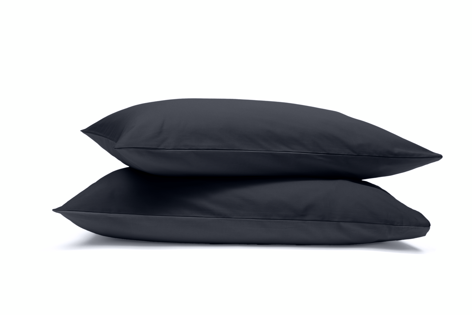 Zwei Emma Classic Kopfkissenbezüge in dunkelgrau.