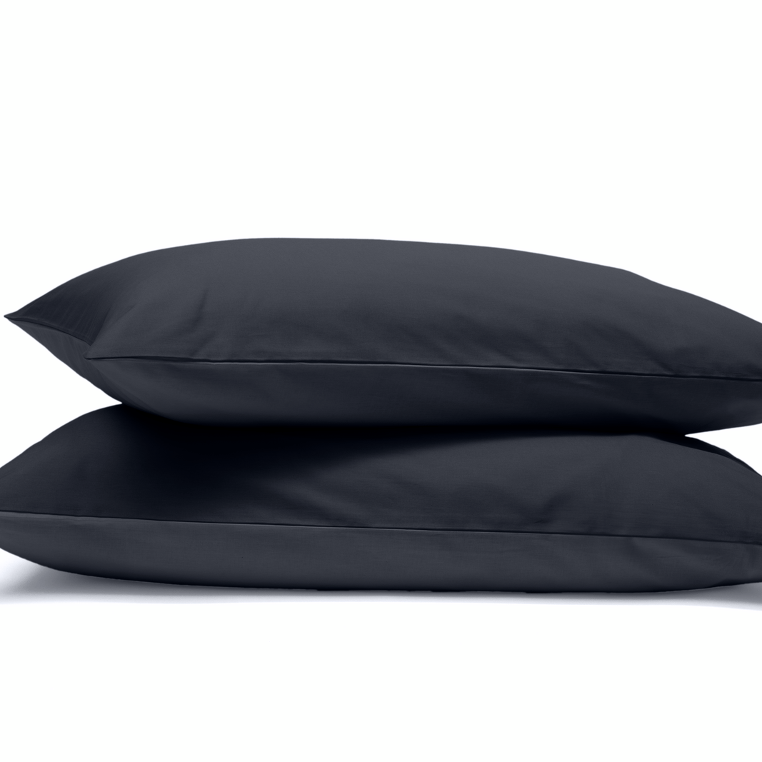 Zwei Emma Classic Kopfkissenbezüge in dunkelgrau.