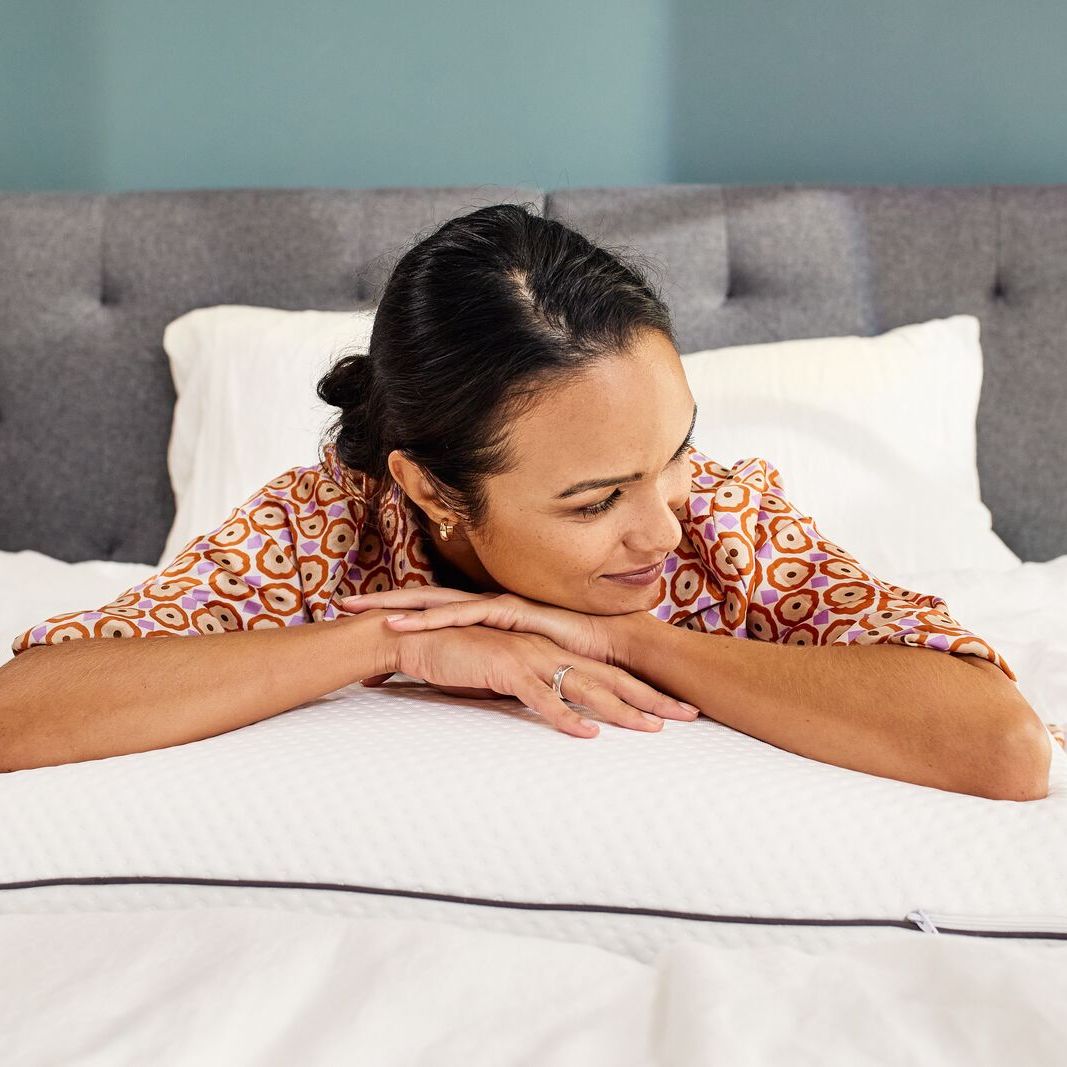 Mujer sobre almohada Emma memory adapt