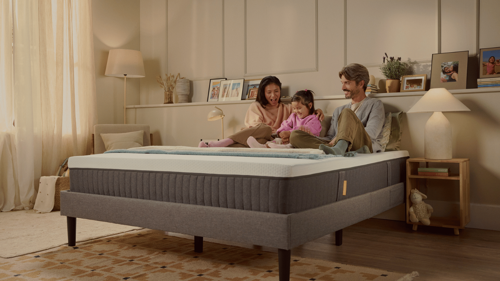 Colchón Emma Hybrid Premium en dormitorio moderno diseñado para brindar confort premium y soporte ergonómico durante el descanso.
