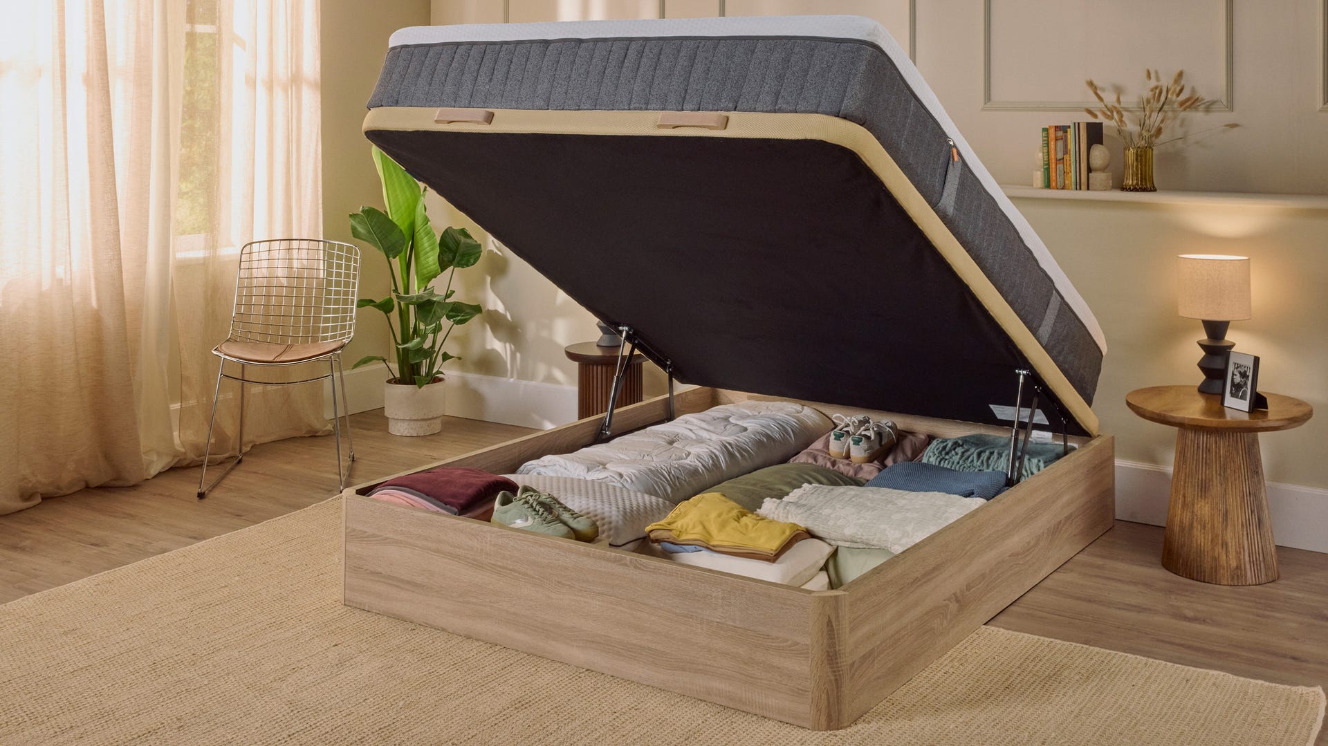 Imagem de um sommier com arumação Emma, com um acabamento castanho, com a base levantada, a mostrar o espaço de arrumação da cama.