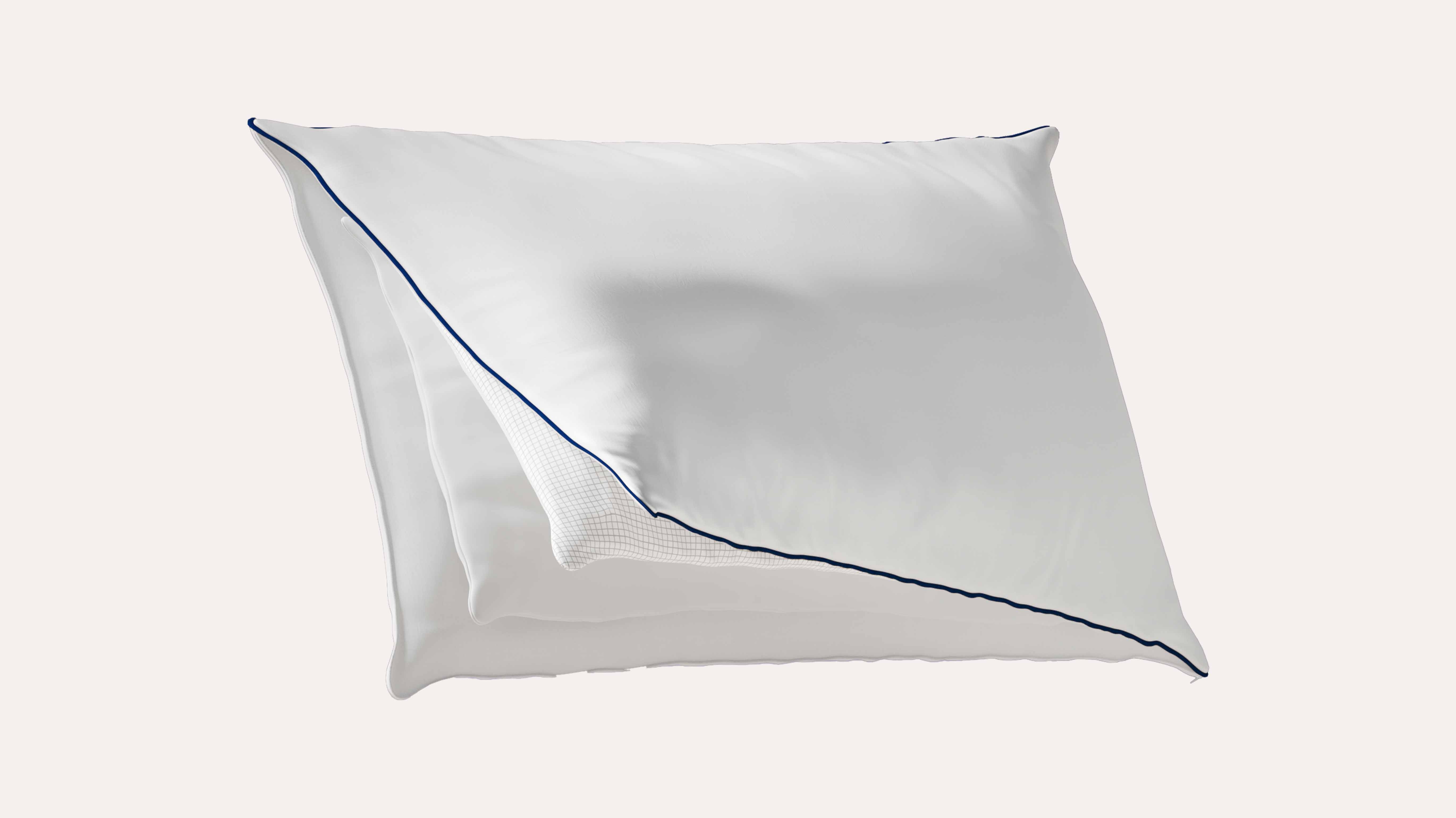 Cuscino bianco con bordo blu e fodera parzialmente aperta.