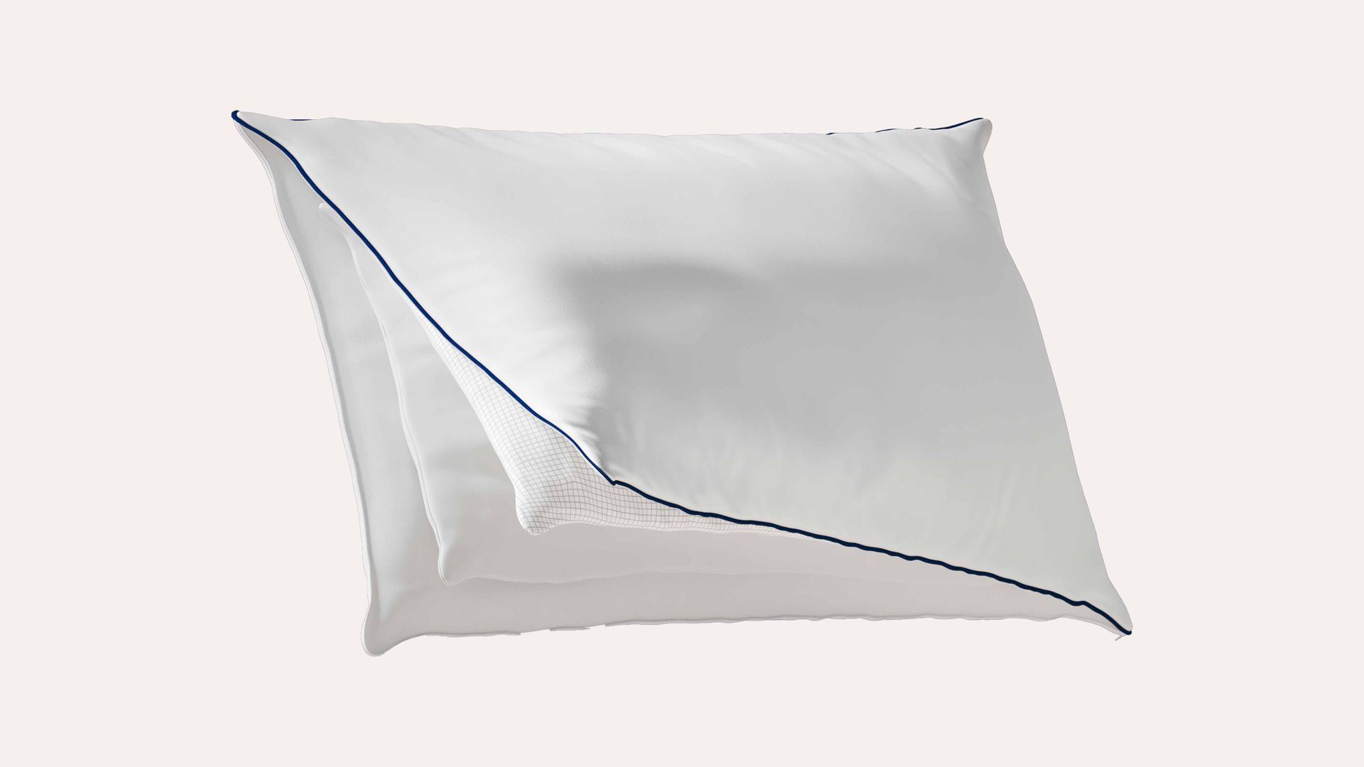 Cuscino bianco con bordo blu e fodera parzialmente aperta.