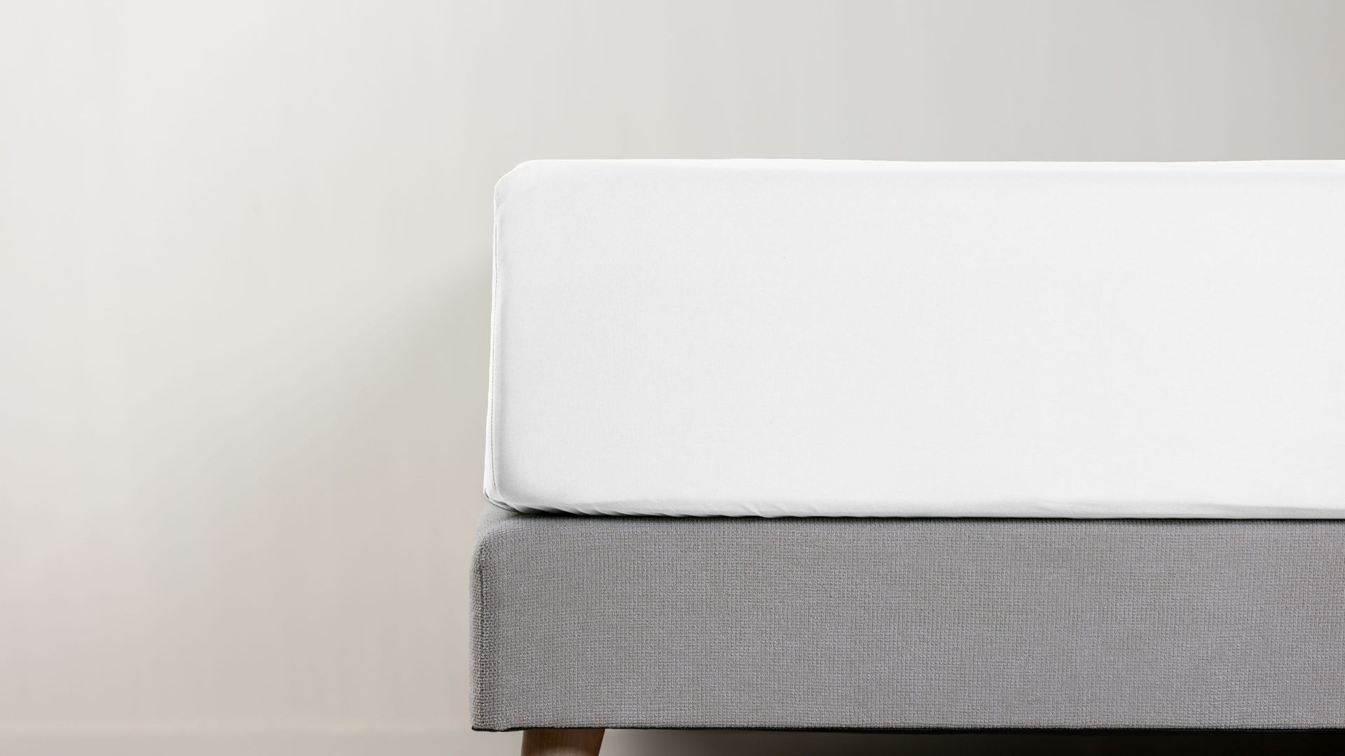 Dettaglio di lenzuolo con angoli bianco