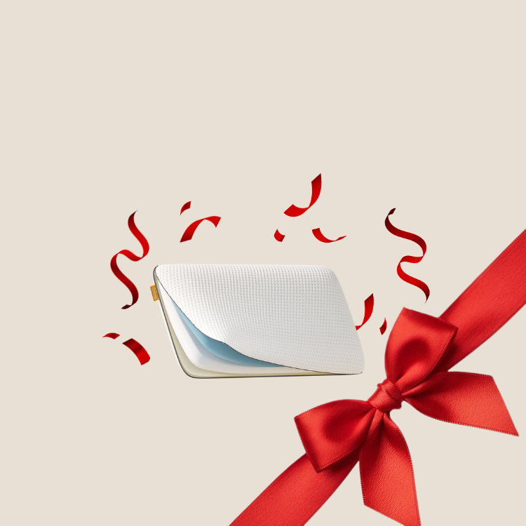 Lit moderne avec tête de lit grise et pieds noirs, recouvert de draps blancs. Deux oreillers blancs et une pile de linge plié sont posés sur le matelas. Arrière-plan beige avec une forme orange abstraite.