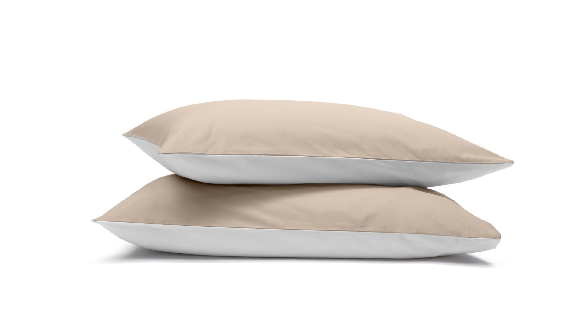 Due federe beige e bianche impilate su sfondo bianco.