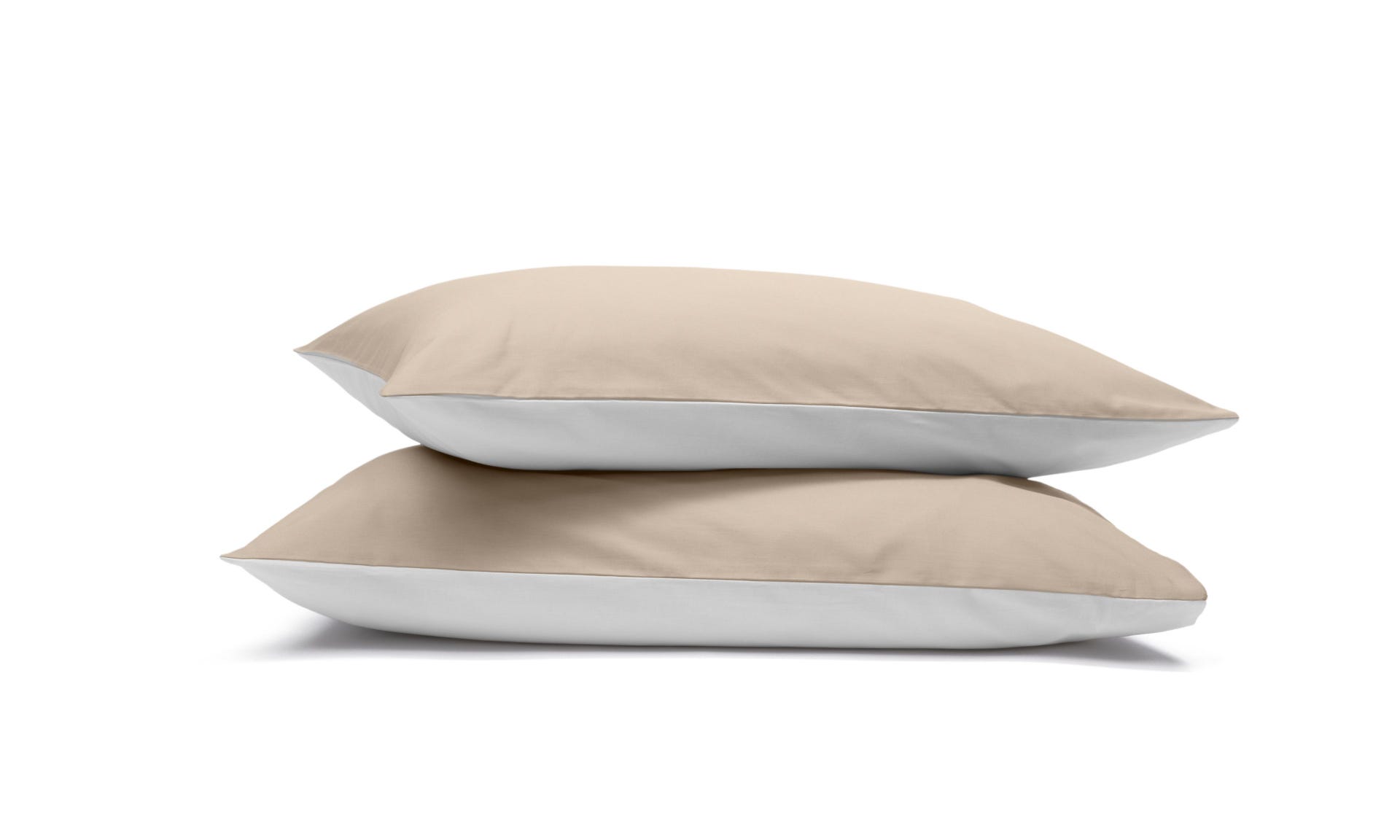Due federe beige e bianche impilate su sfondo bianco.