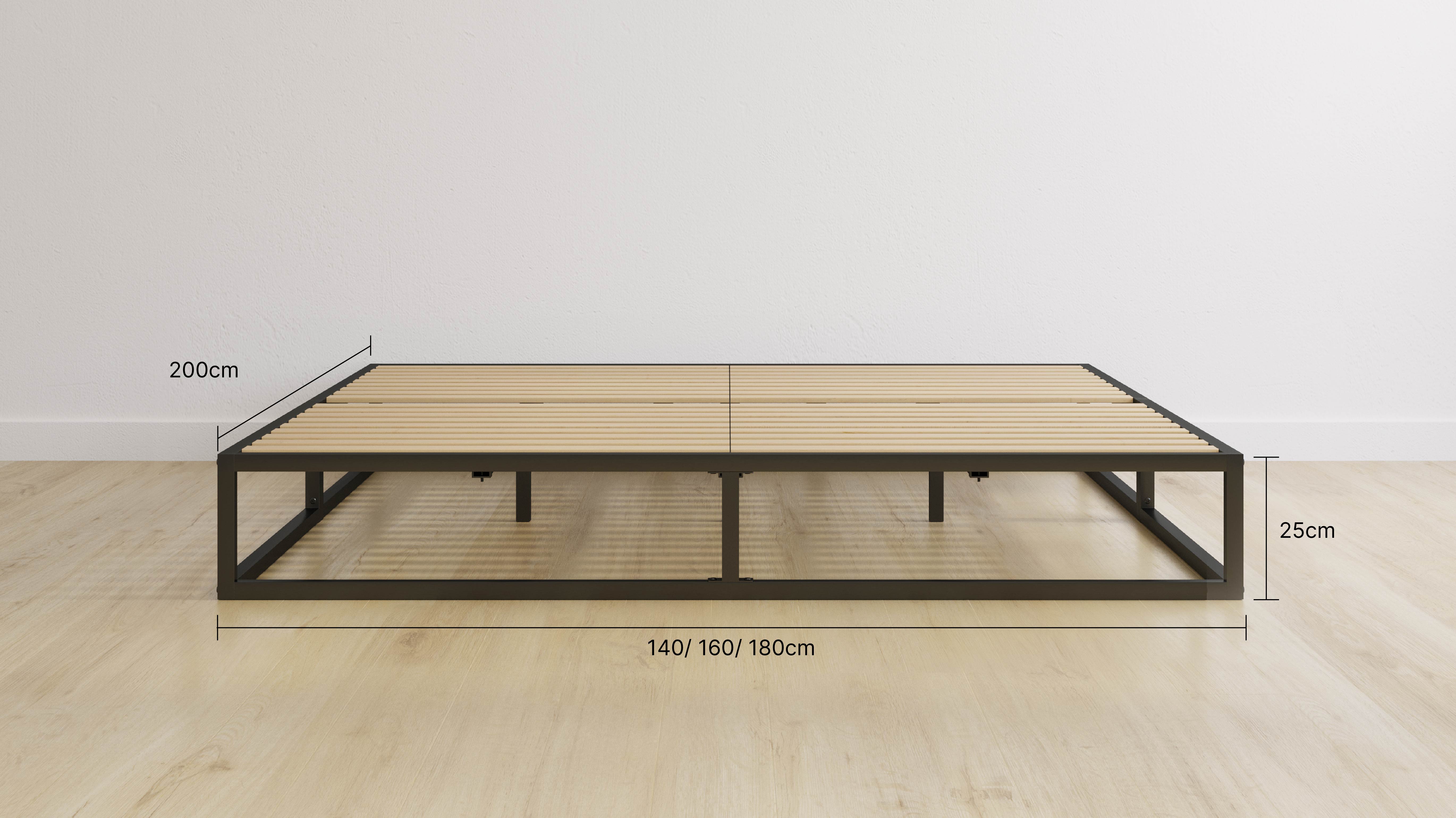 Cadre de lit en métal noir avec lattes en bois clair, posé sur un sol en bois clair contre un mur blanc. Design bas et rectangulaire. Dimensions indiquées : longueur 200 cm, hauteur 25 cm, largeur disponible 140, 160 ou 180 cm.