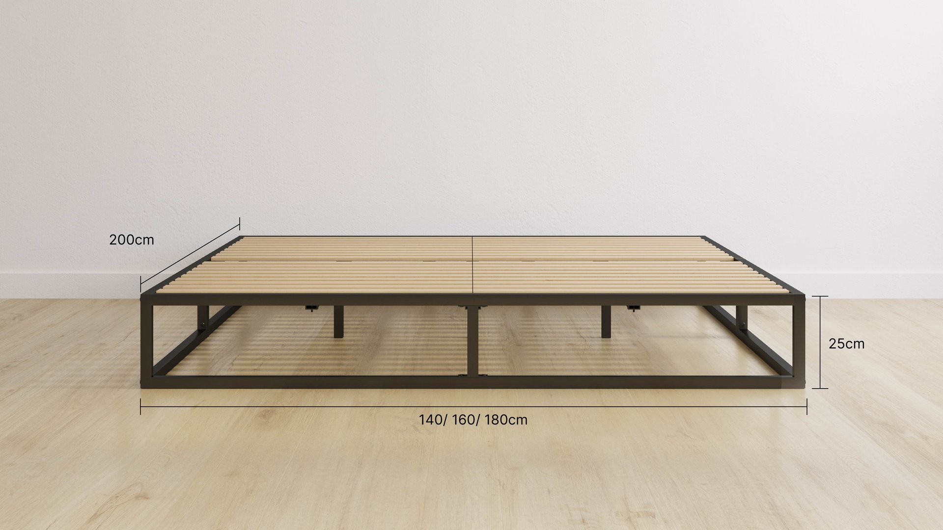 Cadre de lit en métal noir avec lattes en bois clair, posé sur un sol en bois clair contre un mur blanc. Design bas et rectangulaire. Dimensions indiquées : longueur 200 cm, hauteur 25 cm, largeur disponible 140, 160 ou 180 cm.