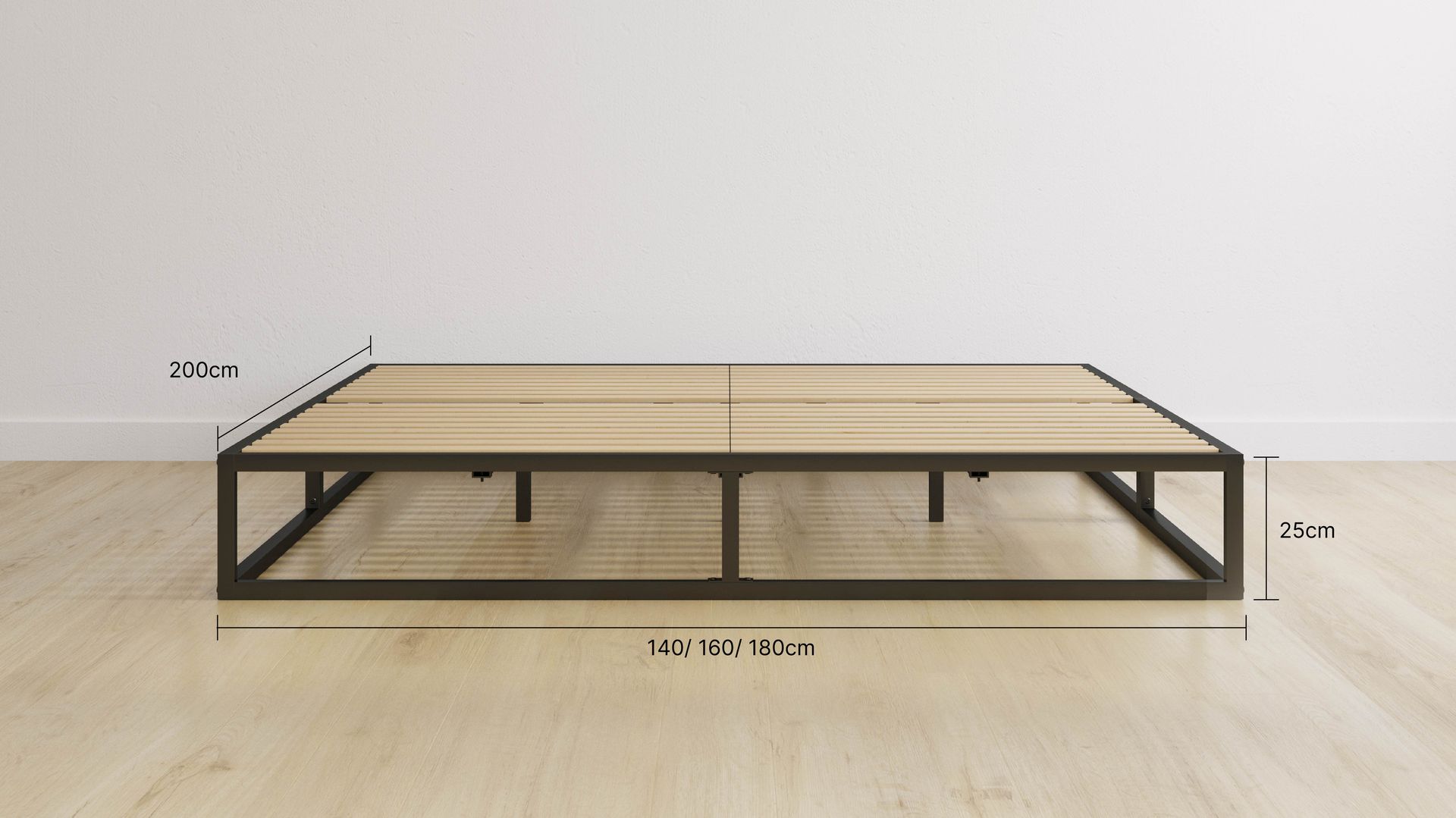 Cadre de lit en métal noir avec lattes en bois clair, posé sur un sol en bois clair contre un mur blanc. Design bas et rectangulaire. Dimensions indiquées : longueur 200 cm, hauteur 25 cm, largeur disponible 140, 160 ou 180 cm.