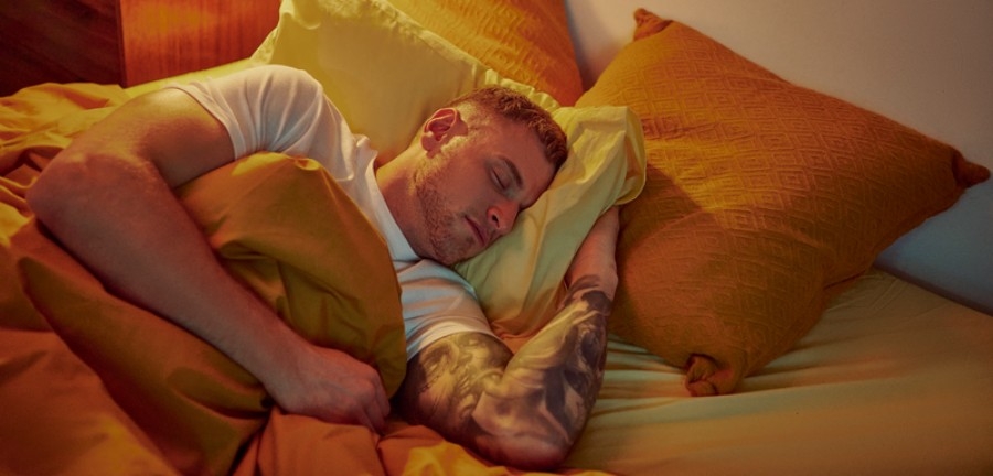 Uomo Che Dorme Su Un Cuscino Bianco E Un Materasso Su Un Letto Di