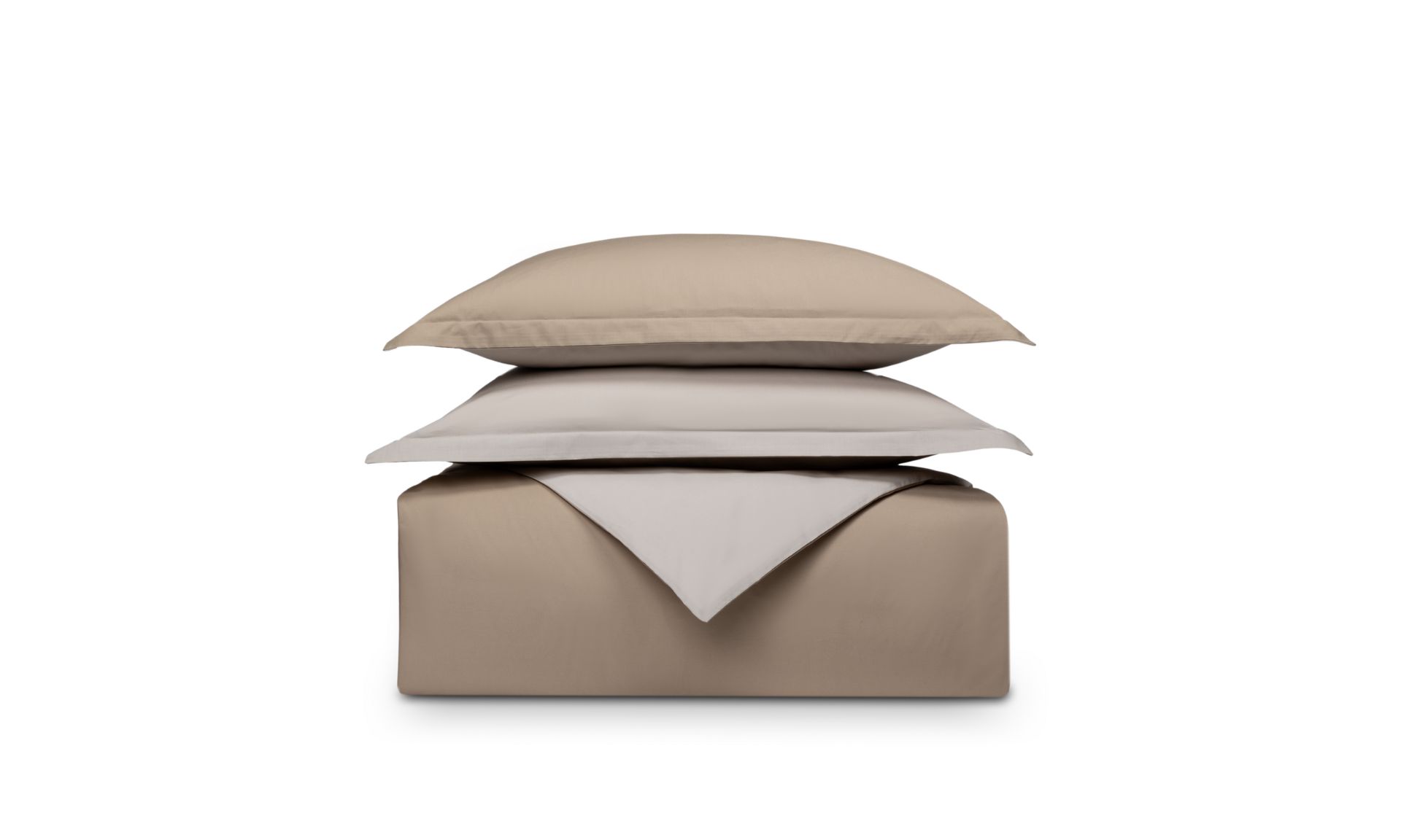 Set di biancheria piegato beige e sabbia su sfondo bianco, cuscino sopra il piumone.