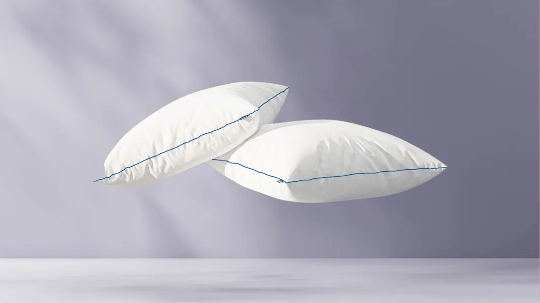 Zwei Emma Original Comfort Cooling Polster auf einem gemütlichen Bett