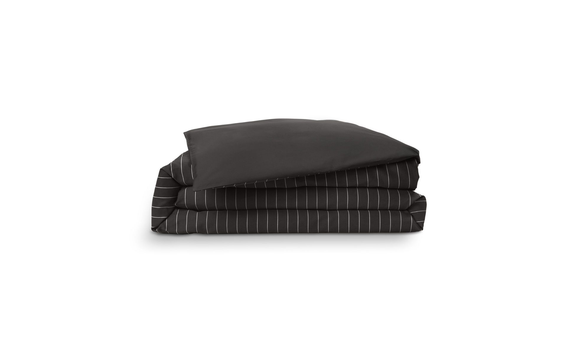 Copripiumino piegato con motivo a righe bianche su base grigio scuro