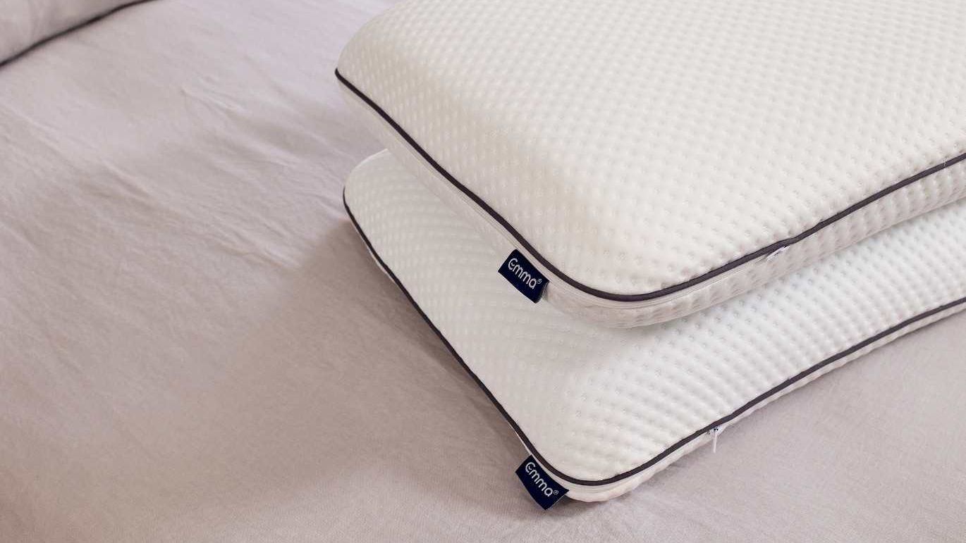 Dos Almohadas Emma Memory Adapt sobre cama