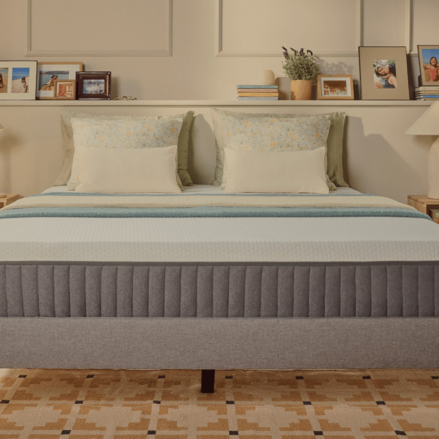 Emma Hybrid Premium ambientado en habitación elegante resaltando su tecnología híbrida y experiencia de descanso premium.