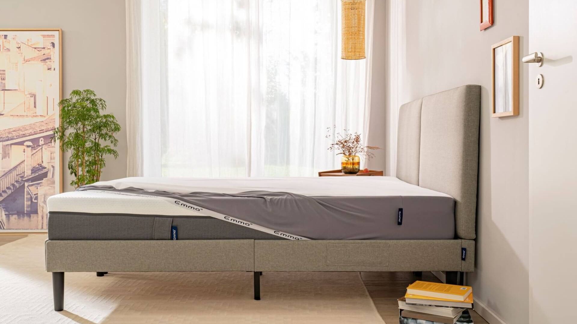 coprimaterasso protettivo in stanza con letto matrimoniale