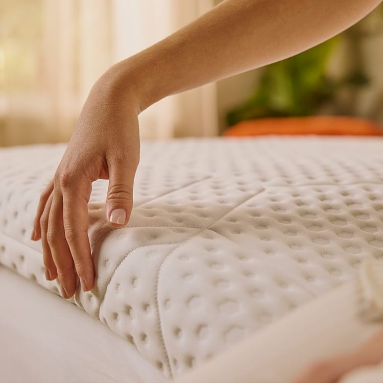 Persone che aprono una scatola Emma