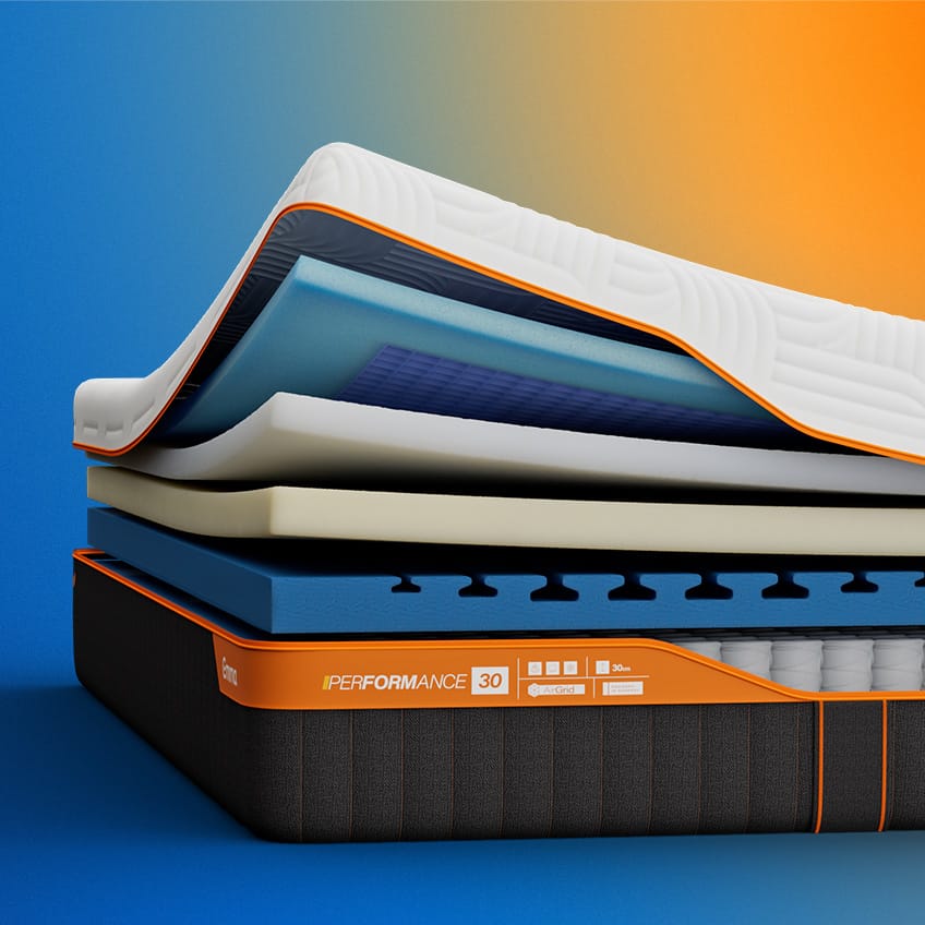 Aufgeschnittene Emma Performance Matratze mit sichtbaren Schichten.