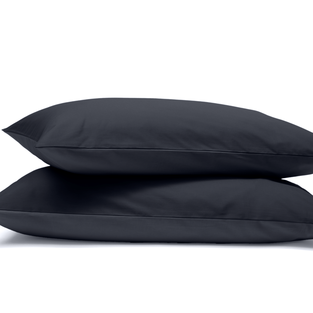 Uma imagem com fronhas de almofada Emma, em cinzento escuro