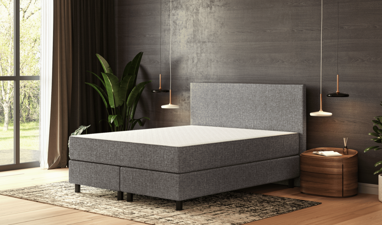 versierde slaapkamer met nadruk op het bed met matras