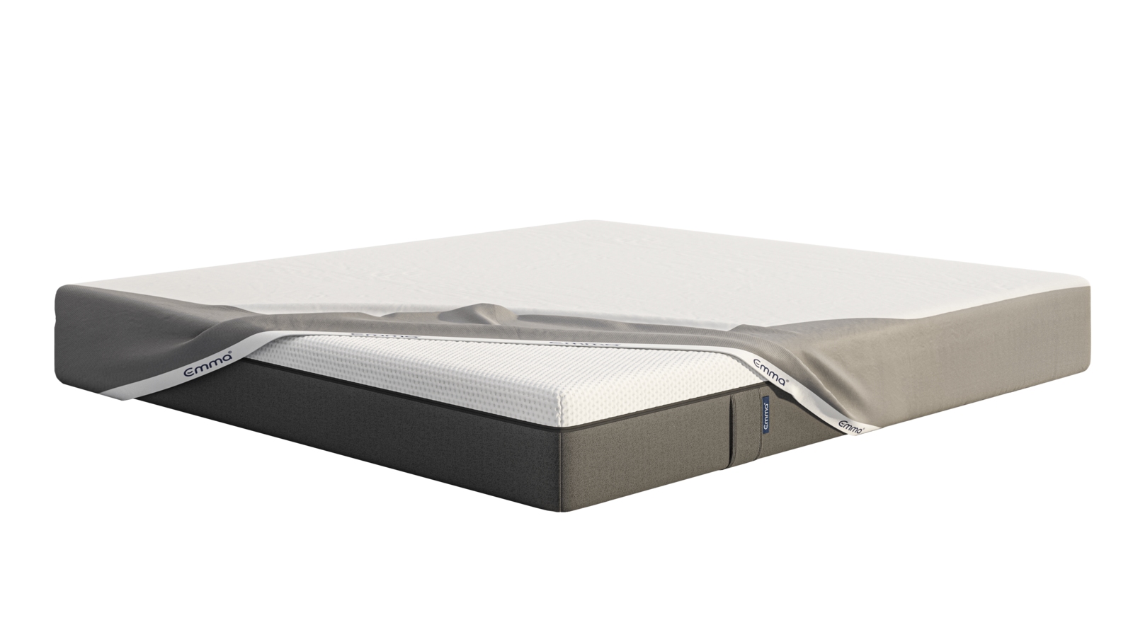 Emma matrasbeschermer in grijze uitvoering met witte rand, gedeeltelijk over wit matras met donkergrijze basis geplaatst; Emma-logo zichtbaar op rand en zijlabel; matras ligt op houten lattenbodem in neutrale setting