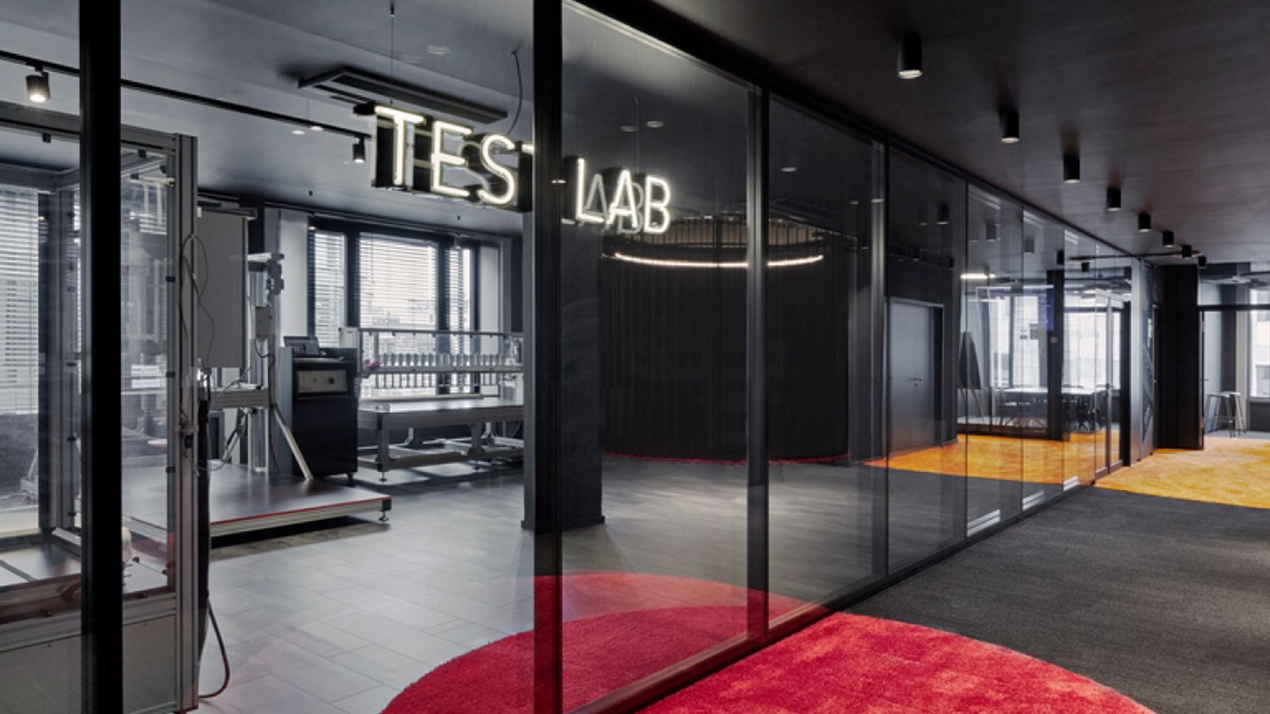 Matratzen-Testlabor bei Emma mit Prüfmaschinen zur Qualitätskontrolle.