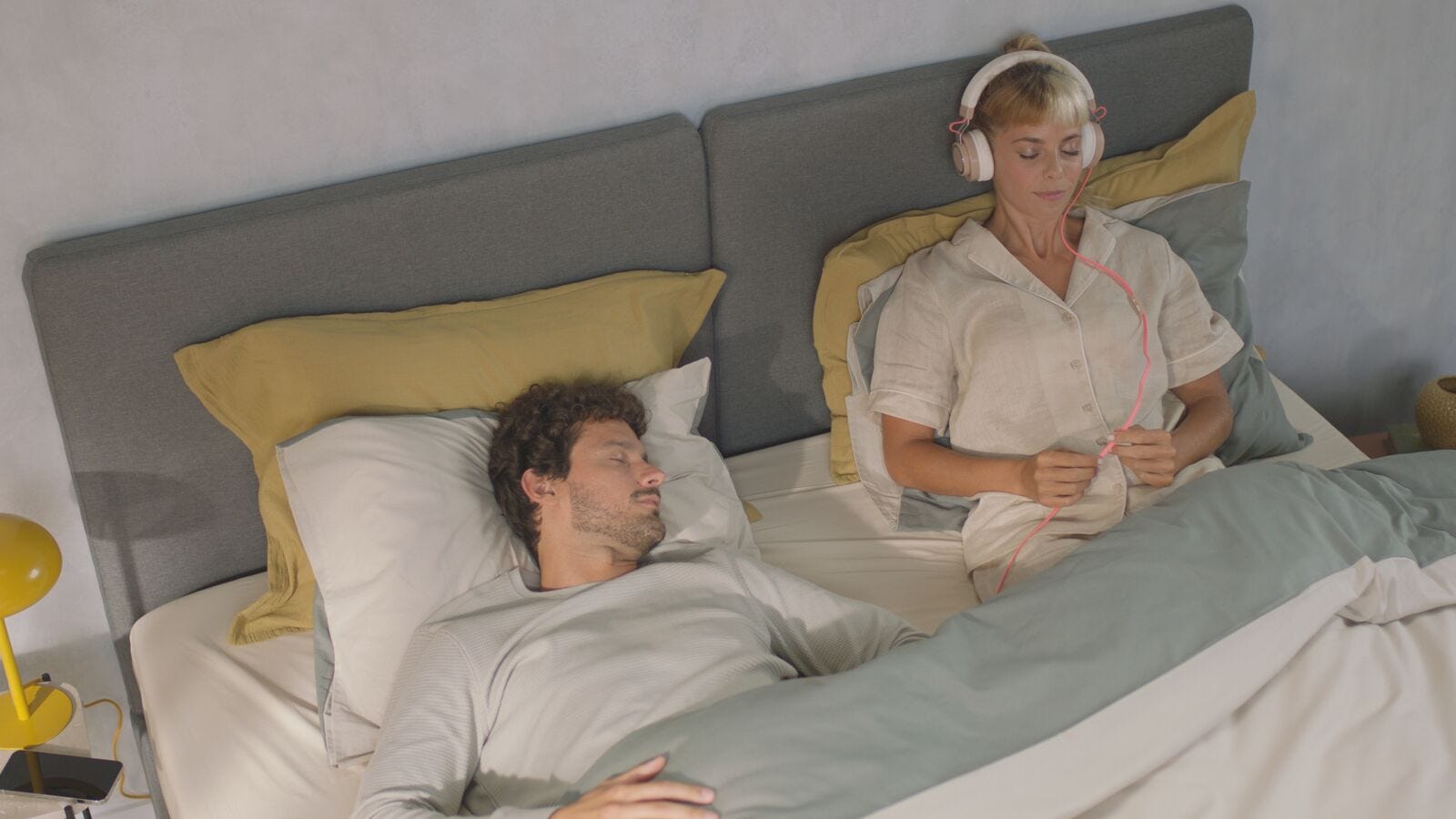 Stel ontspant samen op een Emma boxspring in een moderne slaapkamer