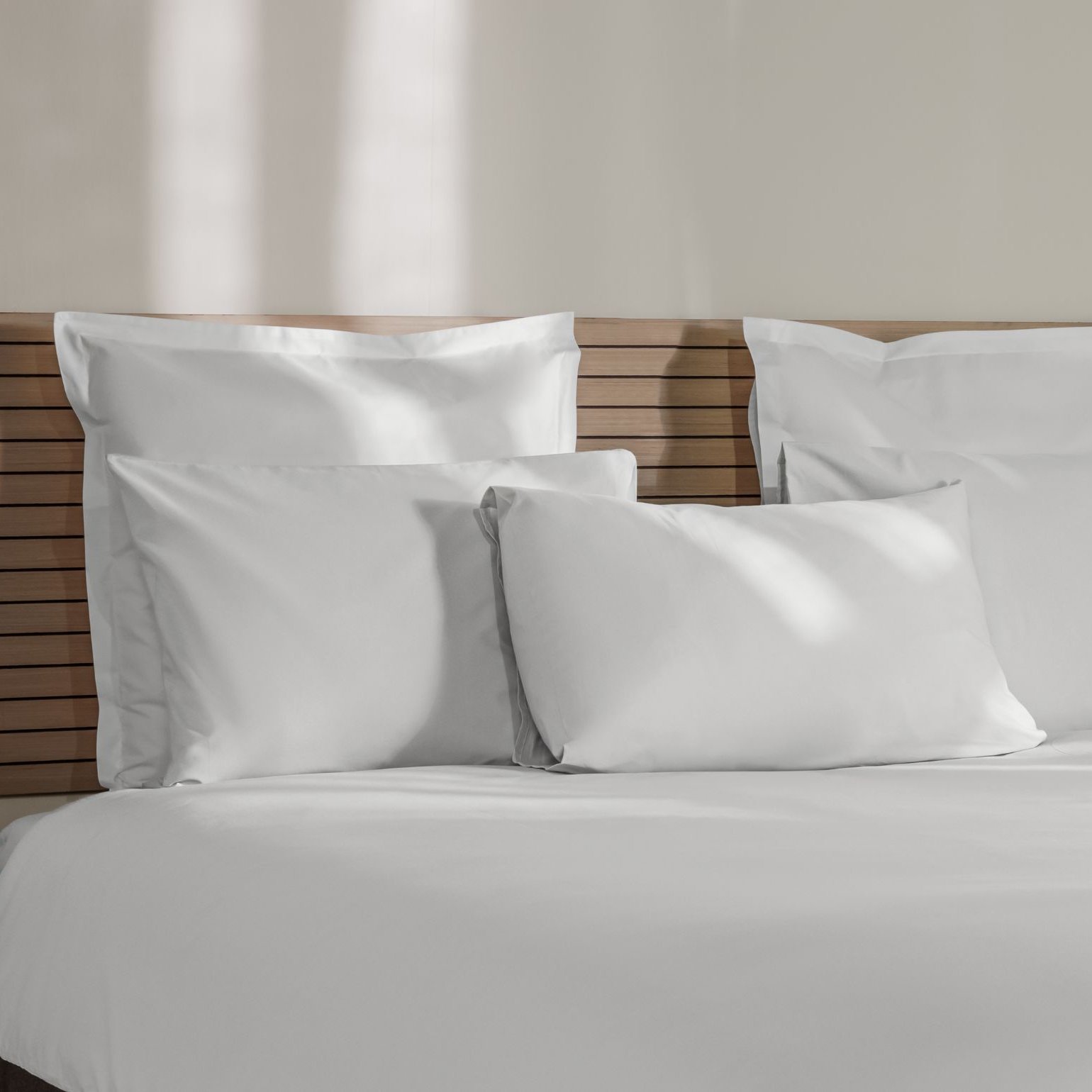 PERCALE_WHITE_PILLOWCASES_FRONT_MOOD.jpg
