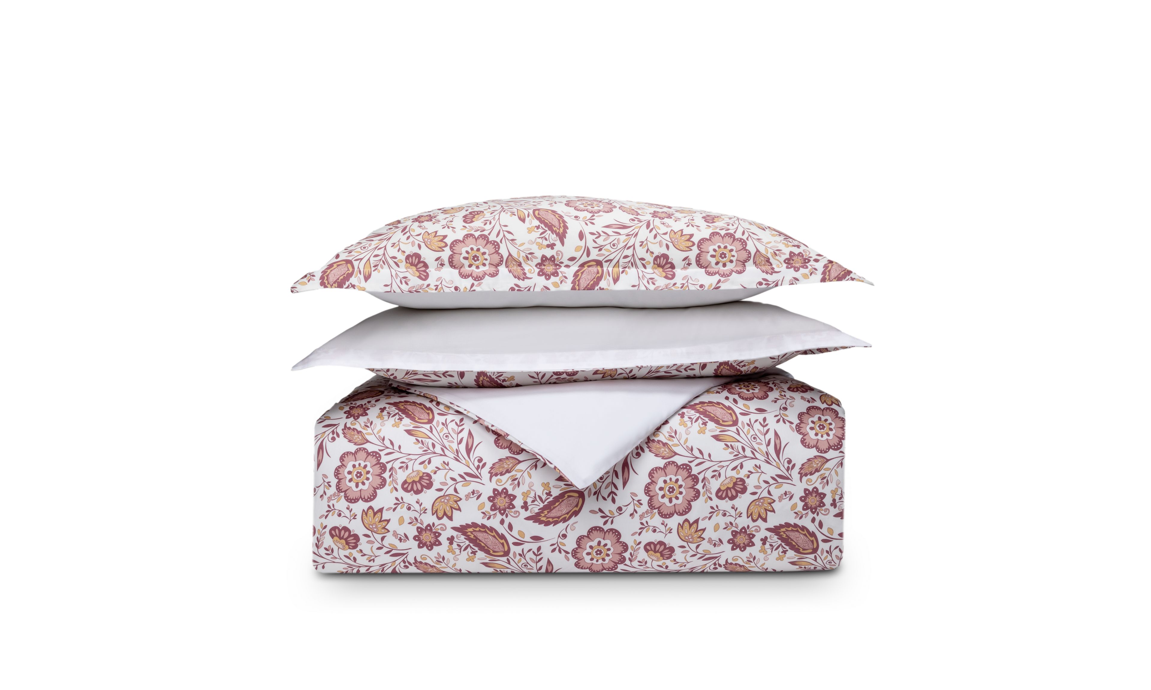 Set di biancheria piegato con motivo floreale rosa e beige su sfondo bianco, cuscino sopra il piumone.