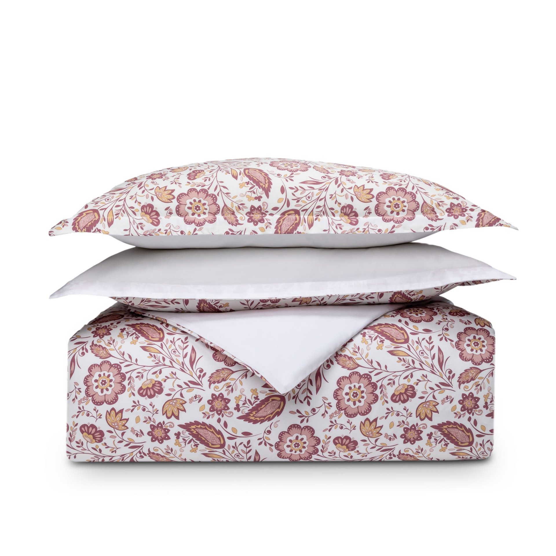Set di biancheria piegato con motivo floreale rosa e beige su sfondo bianco, cuscino sopra il piumone.