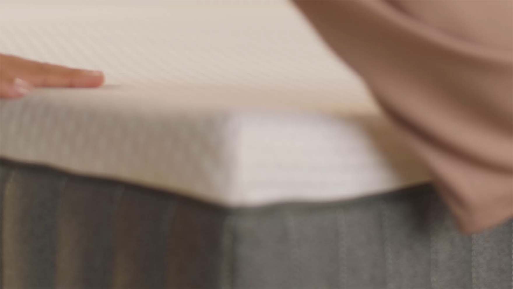 Video, das die Verstellbarkeit der Emma-Matratze zeigt